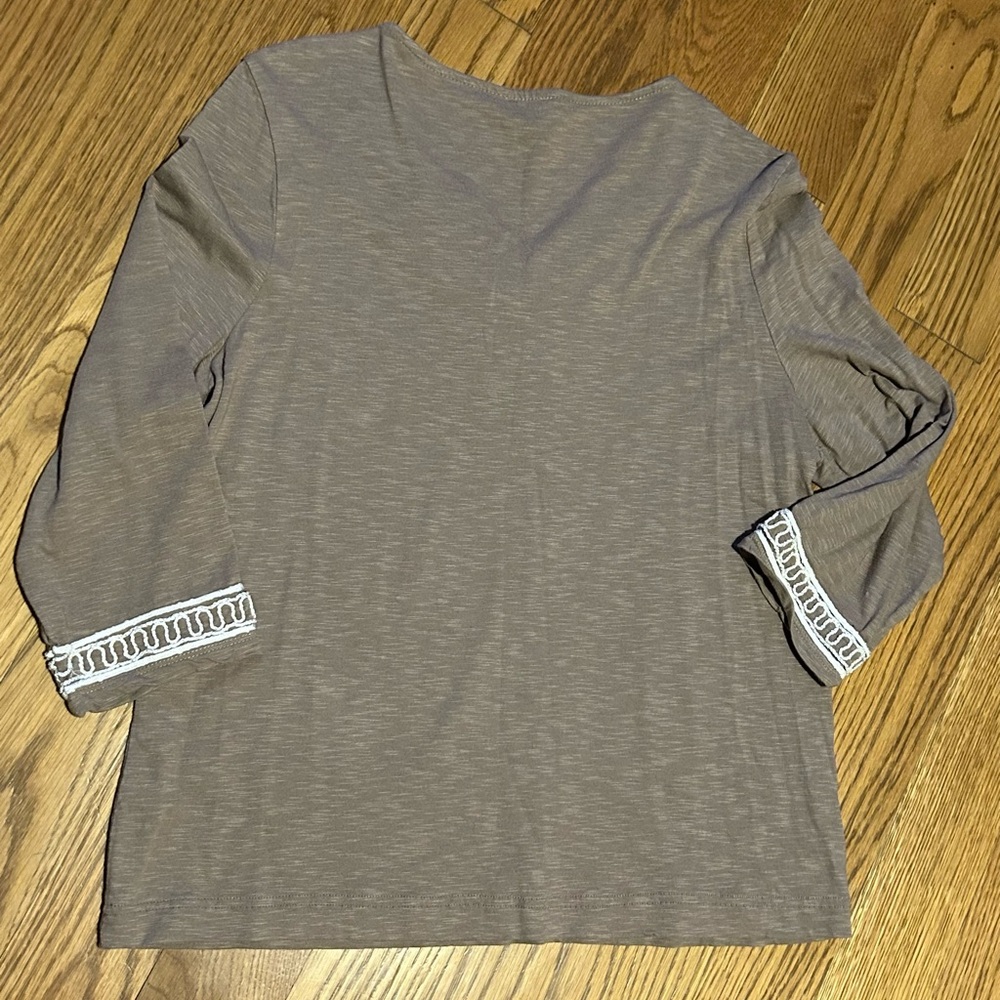 Chico's Brown 3/4 Sleeve Embroidered Top Sz 1/M/8 - Picture 7 of 7